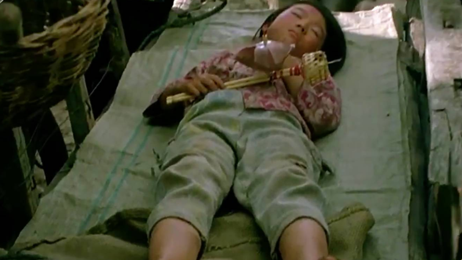 村口躺着一个无家可归的女孩,人人都躲得远远的,最后都后悔了